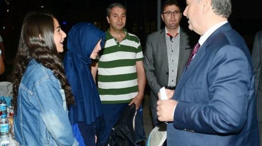 Başkan Aky&uuml;rek, &Ouml;ğrencilerle İftarda Buluştu