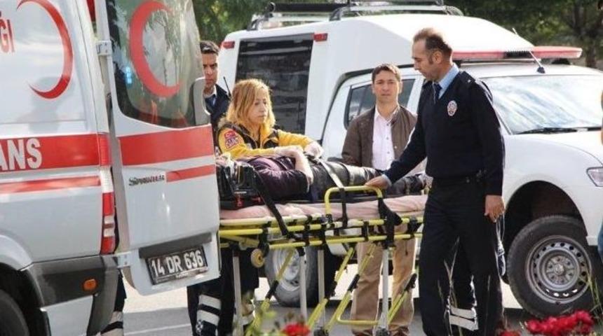 Bolu&rsquo;da Otomobil Ağaca &Ccedil;arptı: 3 Yaralı