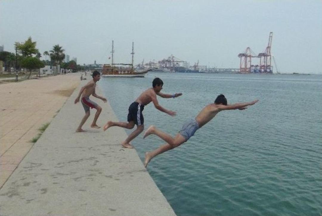 &Ccedil;ocukların Denize Tehlikeli Atlayışı
