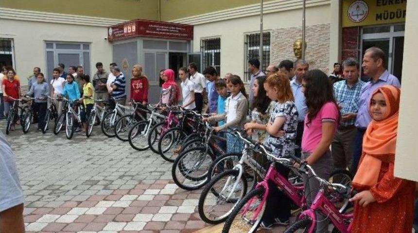 Kitap Okudular Bisikleti Kaptılar