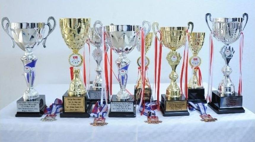 Be&uuml; 2015-2016 Yılını Sporda &Ouml;nemli Başarılara İmza Atarak Tamamladı