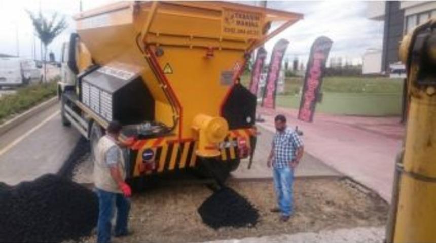 Asfaltlama İle Birlikte Yama Da Yapılıyor