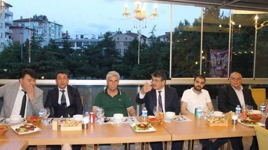 Afyonkarahisa&rsquo;da Minib&uuml;s&ccedil;&uuml; Esnafı İle Otob&uuml;s Firması Yetkilileri İftarda Bir Araya Geldi