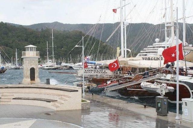 Marmaris’te Lodos Hayatı Olumsuz Etkiledi