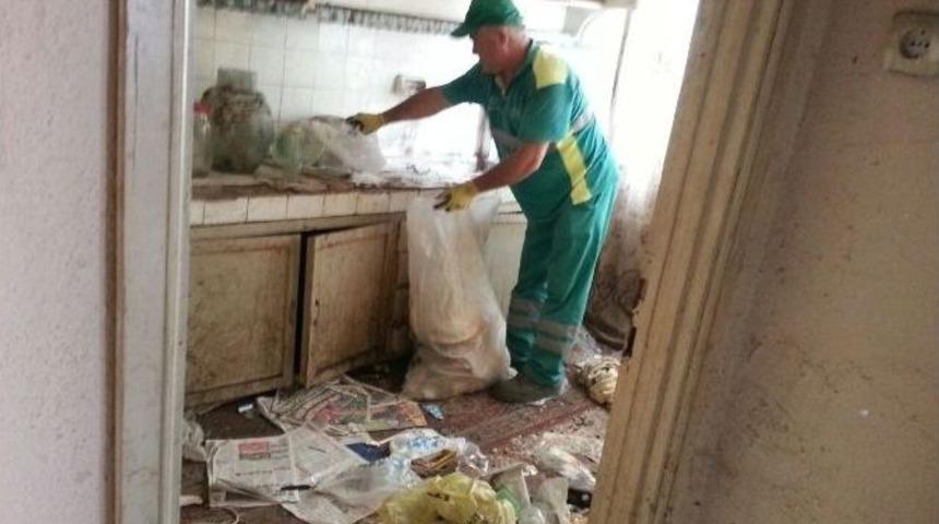 Karesi Belediyesi &Ccedil;&ouml;p Evi Temizledi