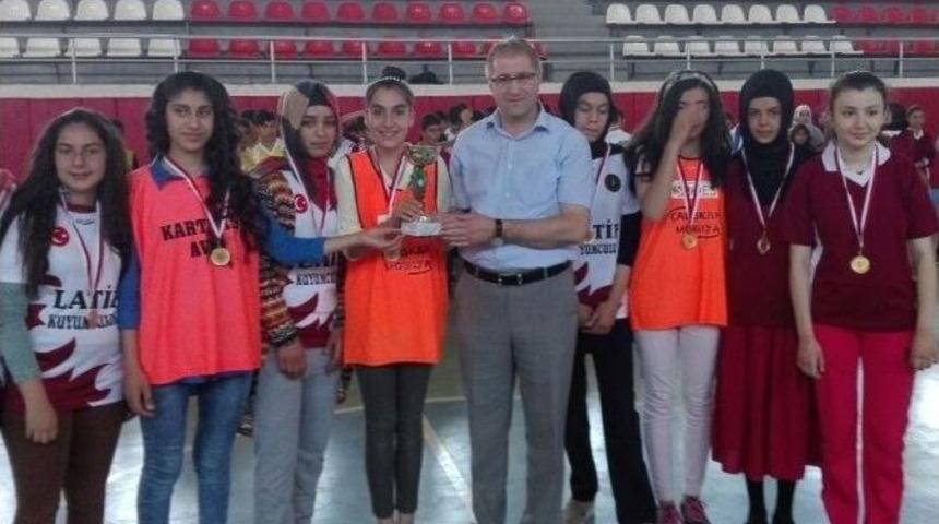 Kovancılar&rsquo;da Spor M&uuml;sabakalarında Dereceye Okulların Kupaları Verildi