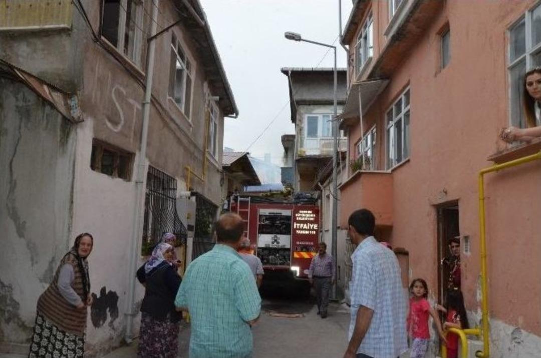 Metruk Binada &Ccedil;ıkan Yangın Korkuttu