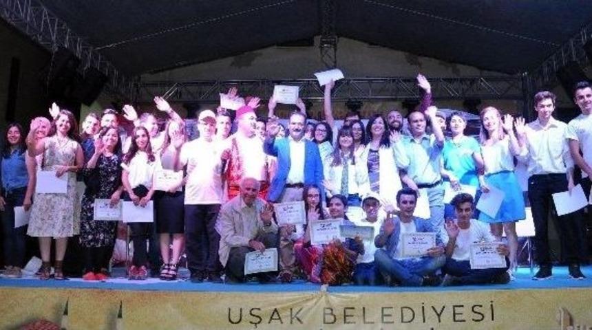 Uşak Belediyesi Şehir Tiyatrosu İlk Oyununu Sahneledi