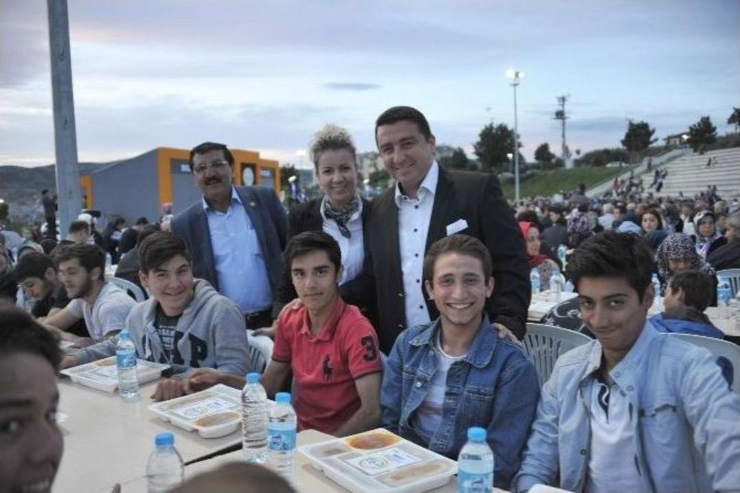 Boz&uuml;y&uuml;k&rsquo;te Mahalle İftarları S&uuml;r&uuml;yor