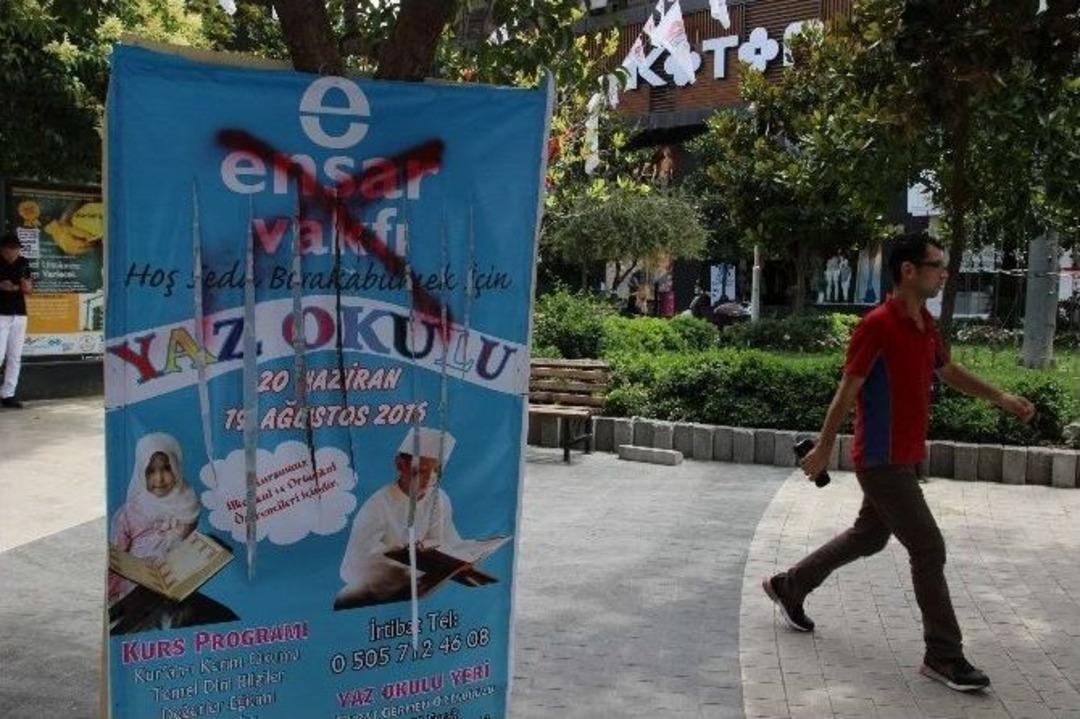 Ensar Vakfı&rsquo;na Ait Yaz Okulu Reklam Panolarına Saldırı