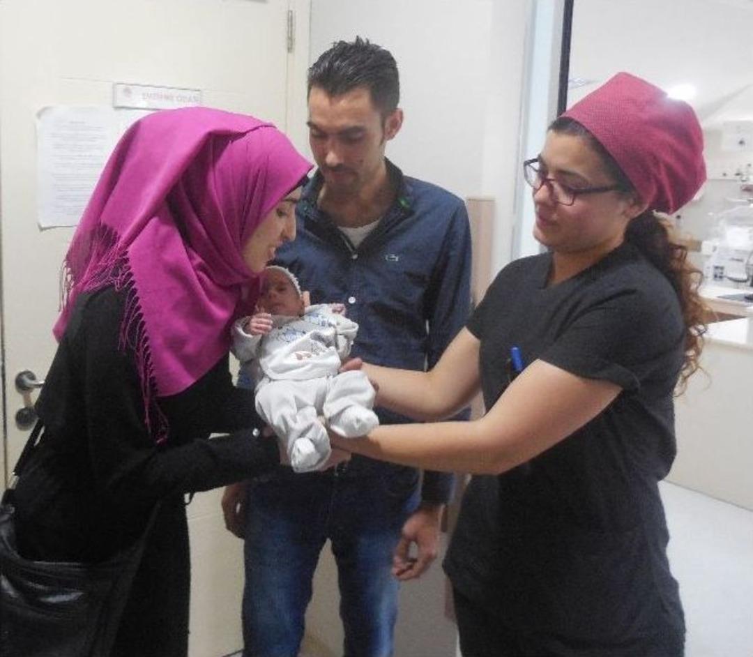 Parmak Bebek 118 G&uuml;n Sonra Hayata Tutundu