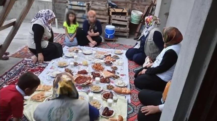 İhh G&ouml;n&uuml;ll&uuml;leri Yetim &Ccedil;ocuklarla İftar A&ccedil;ıyor