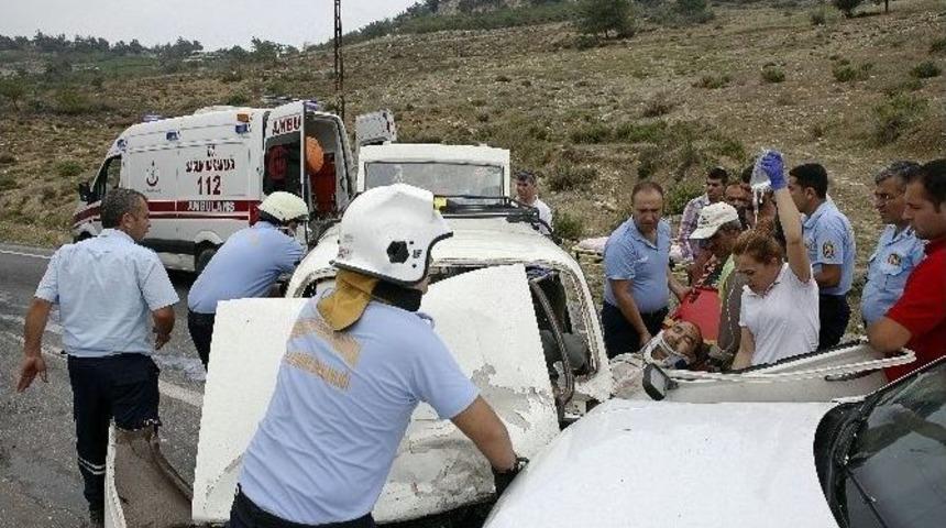 Ara&ccedil;ta Sıkışan S&uuml;r&uuml;c&uuml; İtfaiye Ekiplerince Kurtarıldı