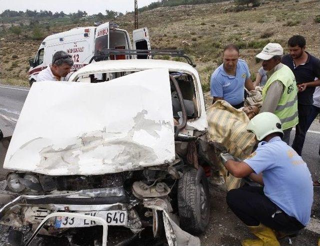 Araçta Sıkışan Sürücü İtfaiye Ekiplerince Kurtarıldı