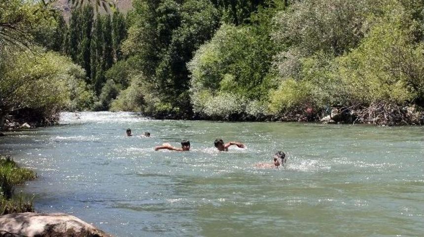 Irak Sınırındaki &Ccedil;ocukların Eğlencesi Antalya Sahillerini Aratmıyor