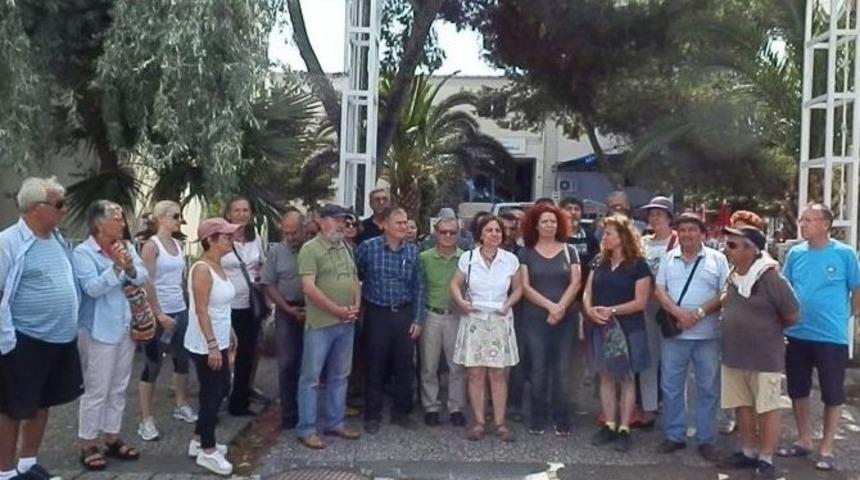 Doktora Soruşturmayı Protesto Ettiler