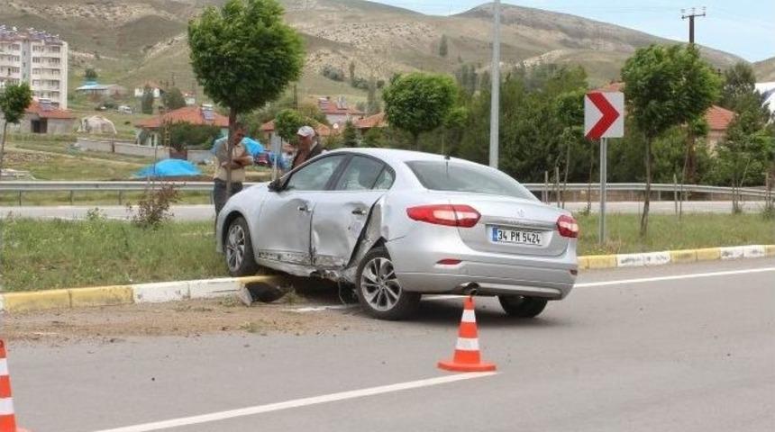 Otomobil İle Trakt&ouml;r Kavşakta &Ccedil;arpıştı