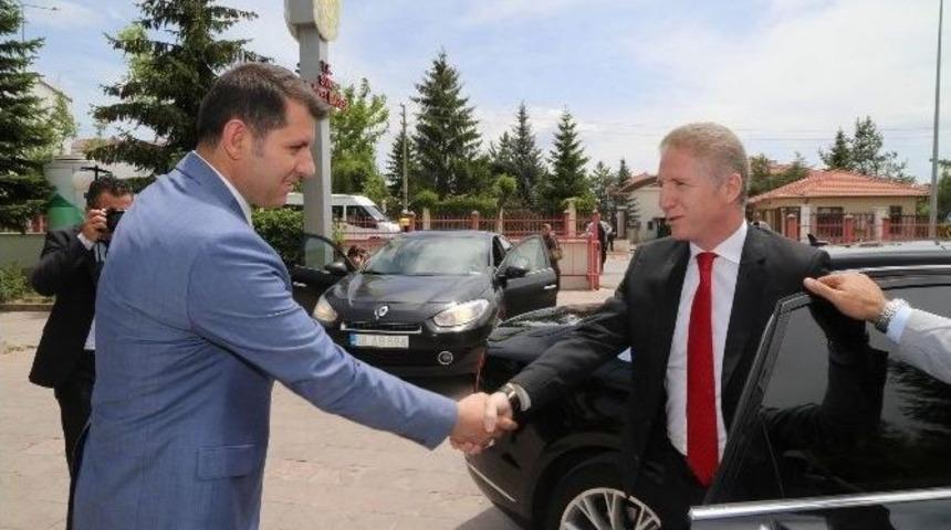 Vali G&uuml;l, İl &Ouml;zel İdaresi&rsquo;ni Ziyaret Etti