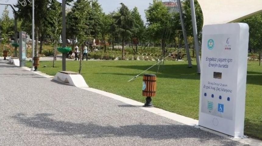 Atat&uuml;rk Kent Park&rsquo;ta Engelli Şarj İstasyonları Kuruldu