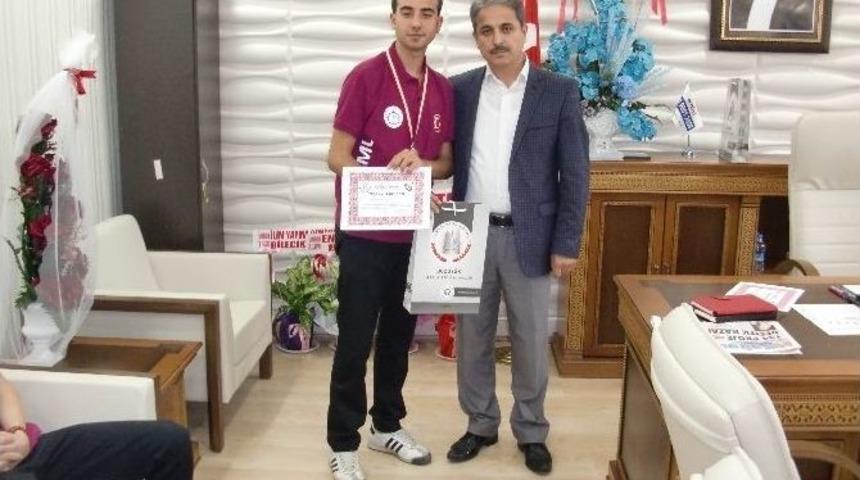 Boz&uuml;y&uuml;k&rsquo;te Dart Şampiyonasında Dereceye Giren &Ouml;ğrenciler &Ouml;d&uuml;llendirdi