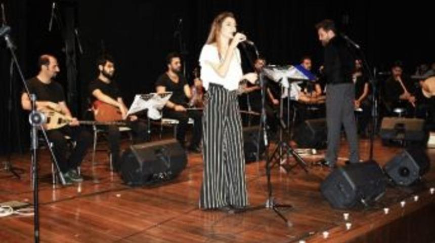 D&uuml;&rsquo;de Mezun Olanlara Konser Verildi