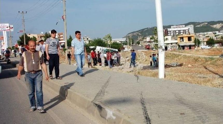 Kamyonet Şarampole Yuvarlandı: 2 Yaralı