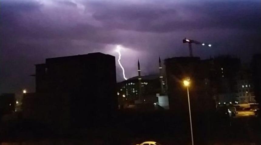 Bursa&rsquo;da Geceyi Şimşekler Aydınlattı