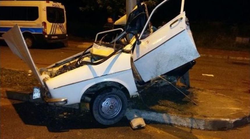 Elektrik Direğine &Ccedil;arpan Otomobil İkiye B&ouml;l&uuml;nd&uuml;: 1 &Ouml;l&uuml;, 4 Yaralı