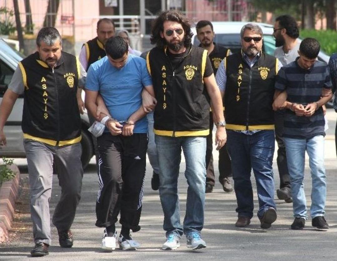 Akaryakıt İstasyonunu Basıp Market G&ouml;revlisini K&ouml;r Ettiler