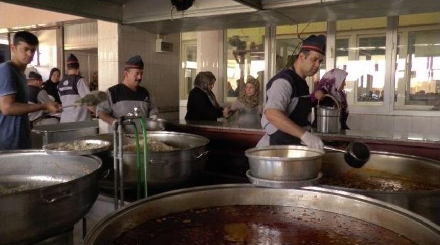 G&uuml;nde 2 Bin 400 Yoksula Sıcak Yemek