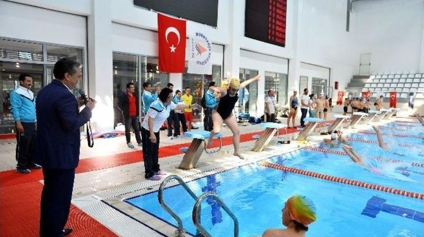 Muratpaşa&rsquo;da Y&uuml;zme Havuzu Herkese A&ccedil;ık