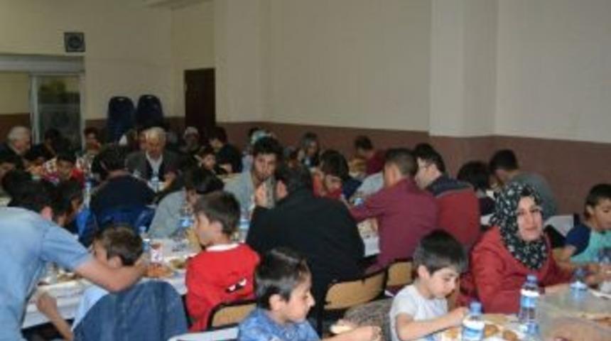 Ebu İshak Vakfı Ramazan Ayında Yoksulun Y&uuml;z&uuml;n&uuml; G&uuml;ld&uuml;r&uuml;yor