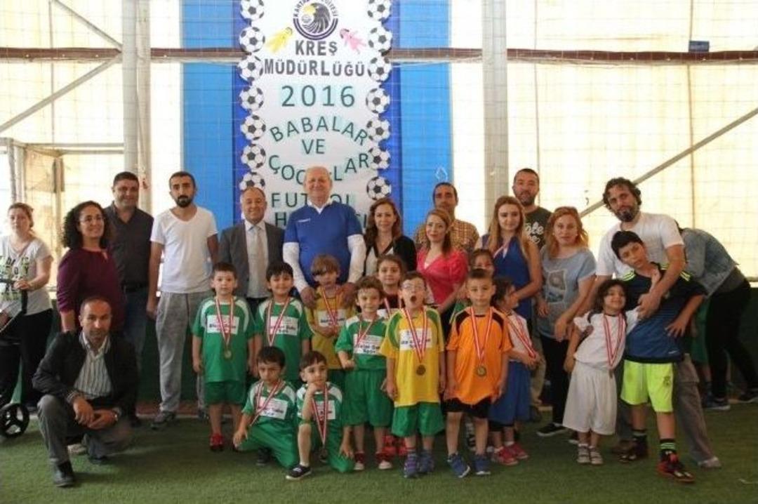 Kartal&rsquo;da Minik Futbolcular Babalarıyla Ma&ccedil; Yaptı