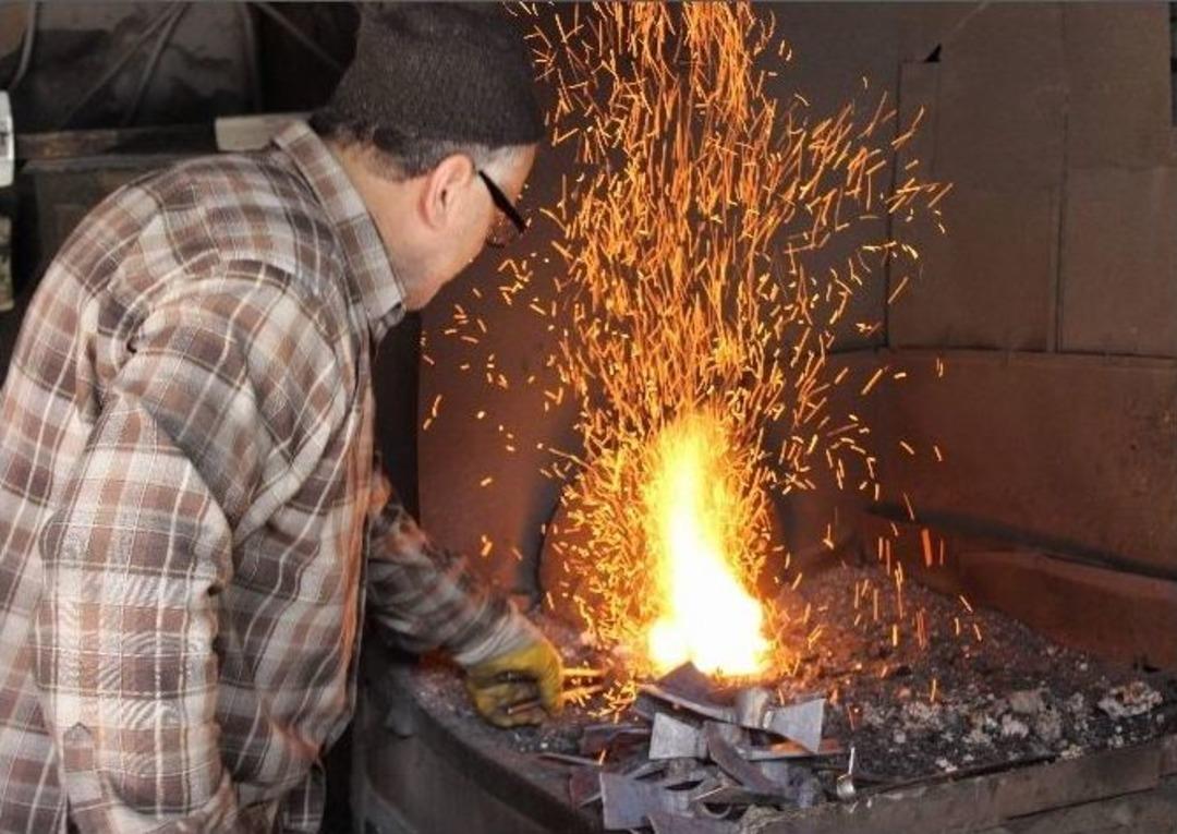 (&ouml;zel Haber) 70&rsquo;lik Demir Ustası 300 Derece Ateşin Başında Demir D&ouml;v&uuml;yor