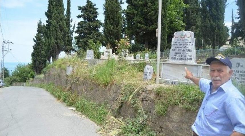 Şehit Oğlunun Mezarından Yol Ge&ccedil;mesini İstemiyor