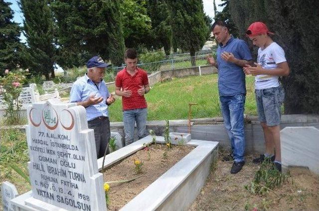 Şehit Oğlunun Mezarından Yol Geçmesini İstemiyor