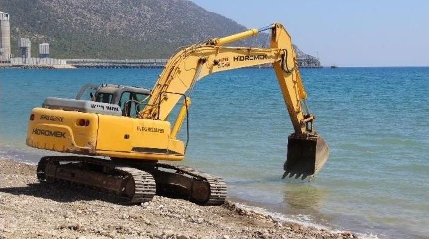 Silifke Belediyesi Yeşilovacık Sahilini D&uuml;zenliyor