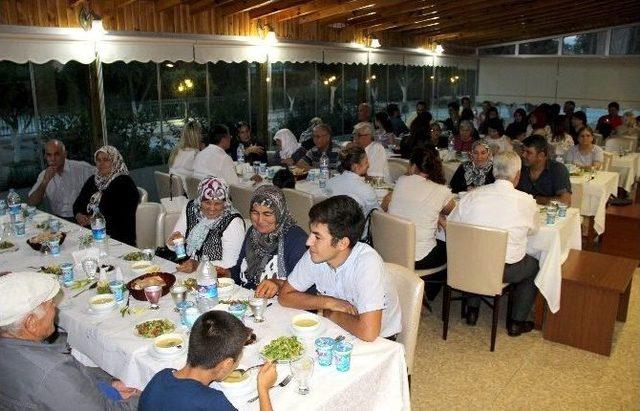 Başkan Turgut Gazi Ve Şehit Aileleriyle İftarda Buluştu