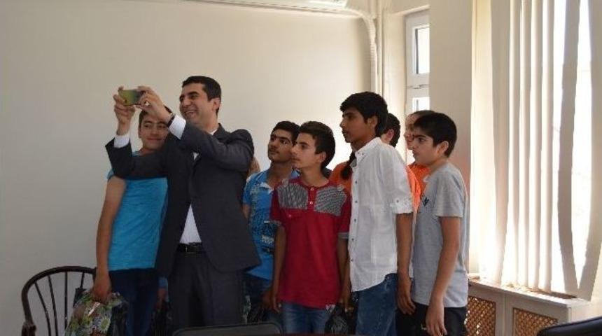 &Ccedil;emişgezek Kaymakamı Kazez, Başarının Selfiesini &Ccedil;ekti