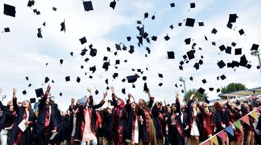 İktisadi Ve İdari Bilimler Fak&uuml;ltesi 360 Mezun Verdi