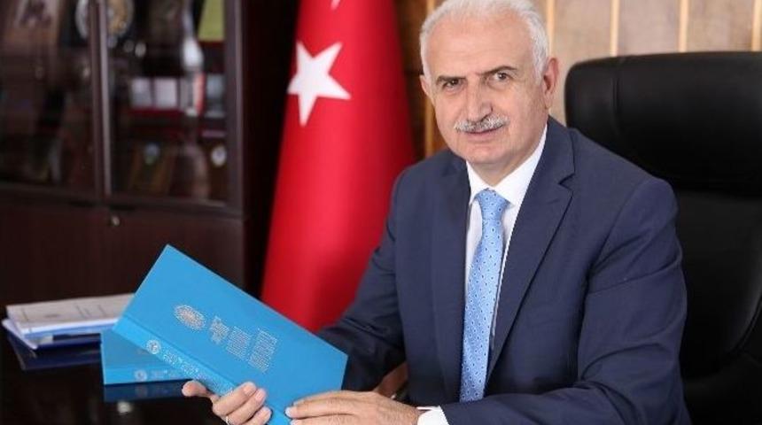 &Uuml;niversitenin 8 Yılını Anlatan Kitap &Ccedil;ıktı