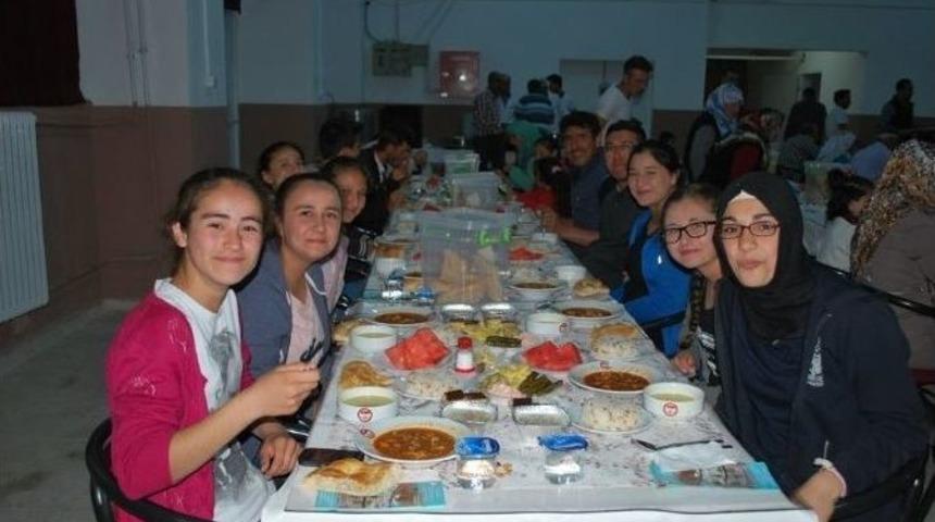 &Ouml;ğrencilere Ve Velilere Pazarlar &Ccedil;ok Programlı Anadolu Lisesi Tanıtıldı