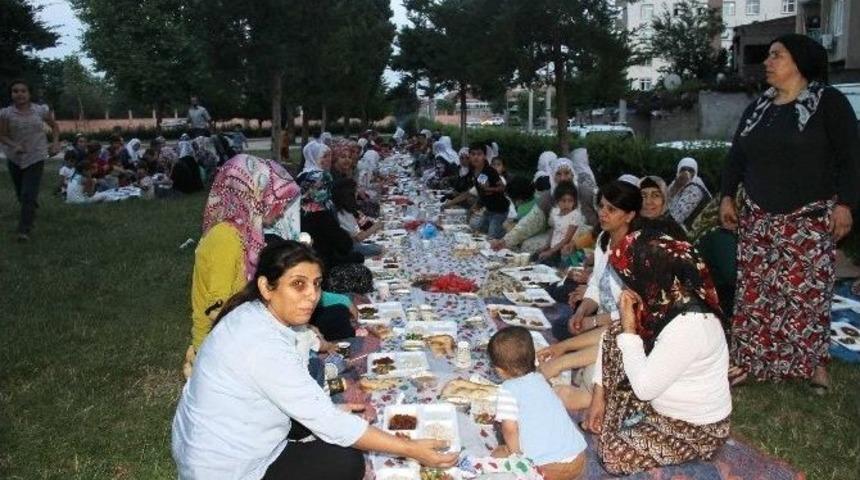 Belediye Y&ouml;neticileri İle Mahalleliler Parkta İftarlarını A&ccedil;tı
