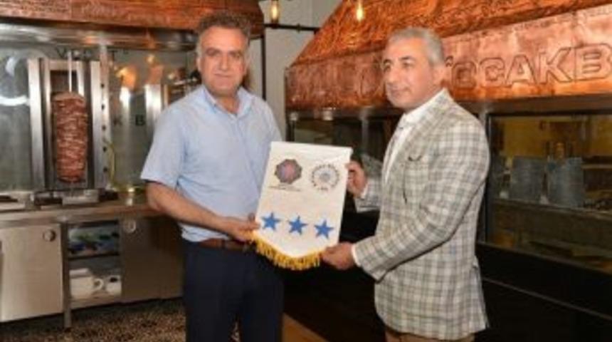 Onur Ocakbaşı&rsquo;na Beyaz Bayrak &Ouml;d&uuml;l&uuml;