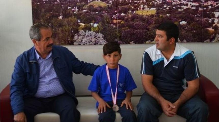 Başkan G&uuml;rsoy Minik Ciğerkan&rsquo;ı Altınla &Ouml;d&uuml;llendirdi