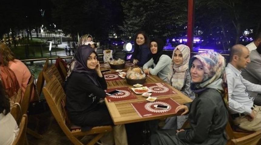 Bakan T&uuml;fenkci, Sahurda Ak Partili Gen&ccedil;lerle Bir Araya Geldi