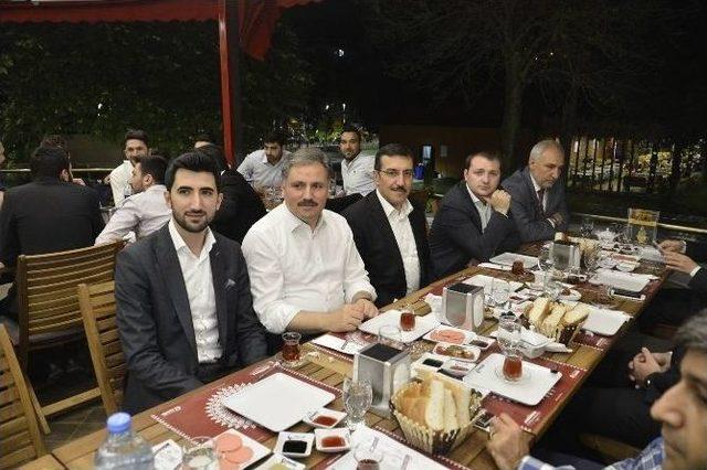 Bakan Tüfenkci, Sahurda Ak Partili Gençlerle Bir Araya Geldi