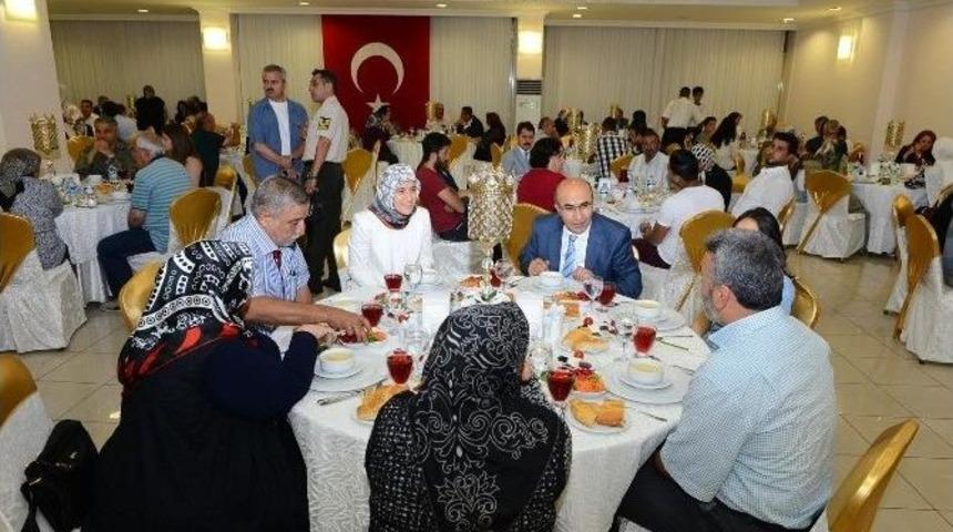 Vali Demirtaş, İftar Yemeğinde Şehit Aileleri Ve Gazilerle Bir Araya Geldi
