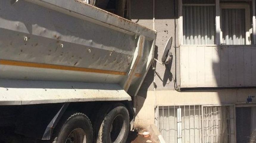 İzmir&rsquo;de &rsquo;kamyon&rsquo; Depremi