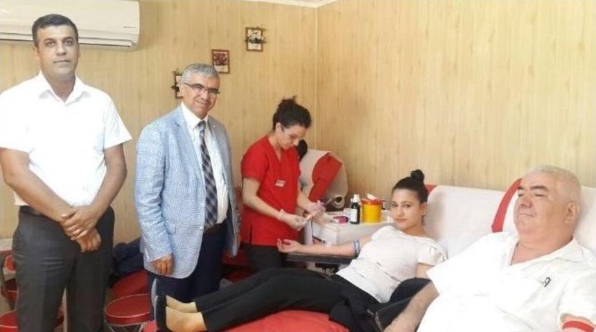 Chp İl Y&ouml;neticileri Kızılay&rsquo;a Kan Bağışladı